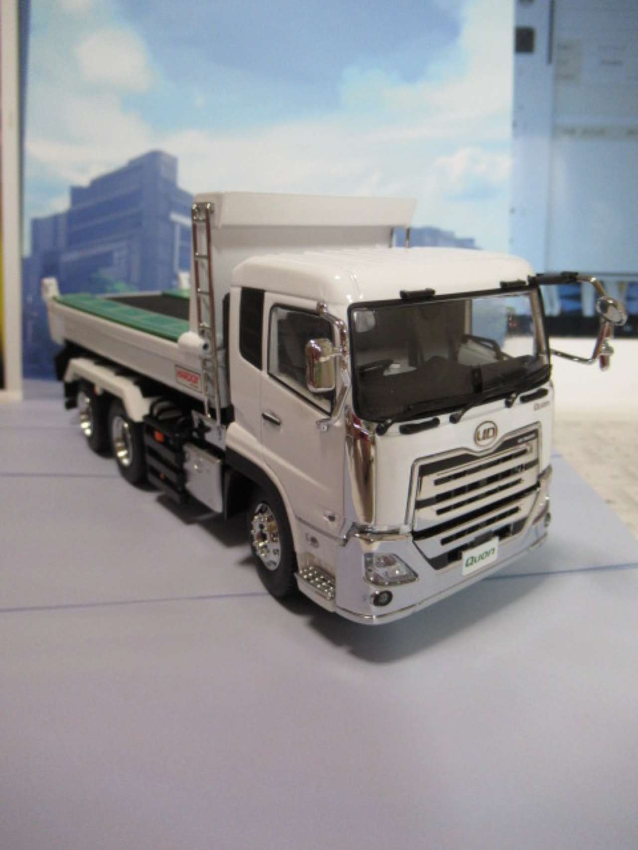 1/43 UD TRUCKS QUON KYOKUTOダンプ （ホワイト）【KS03940W】 | 京商
