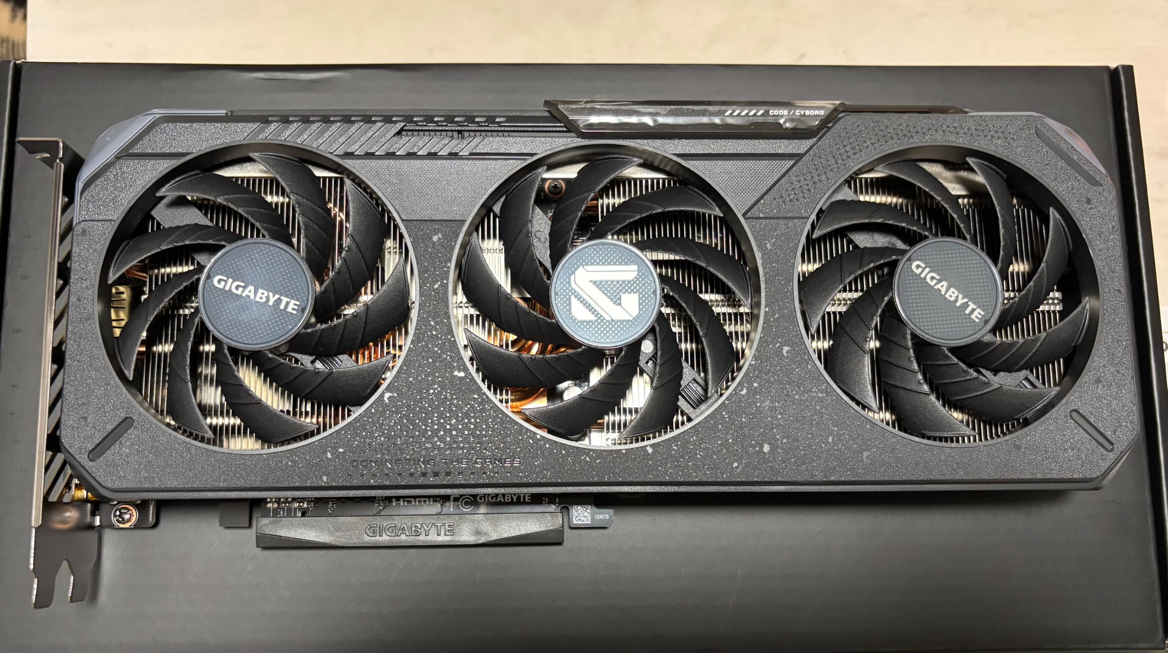 GIGABYTE Radeon RX 9060 XT GAMING OC 16GB トリプルファン搭載