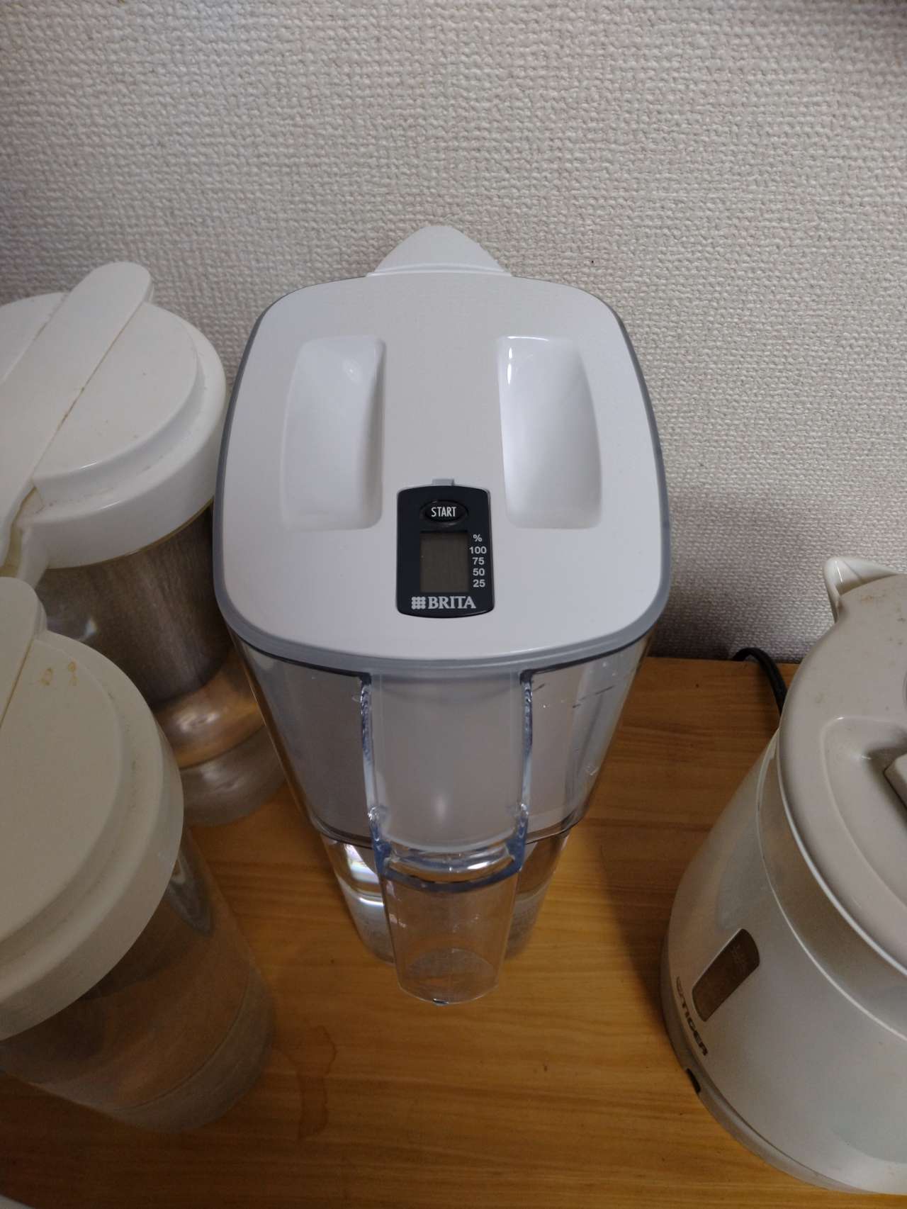 ポット型浄水器 「リクエリ」 ろ過水容量：1.15L(全容量：2.2L) 有機