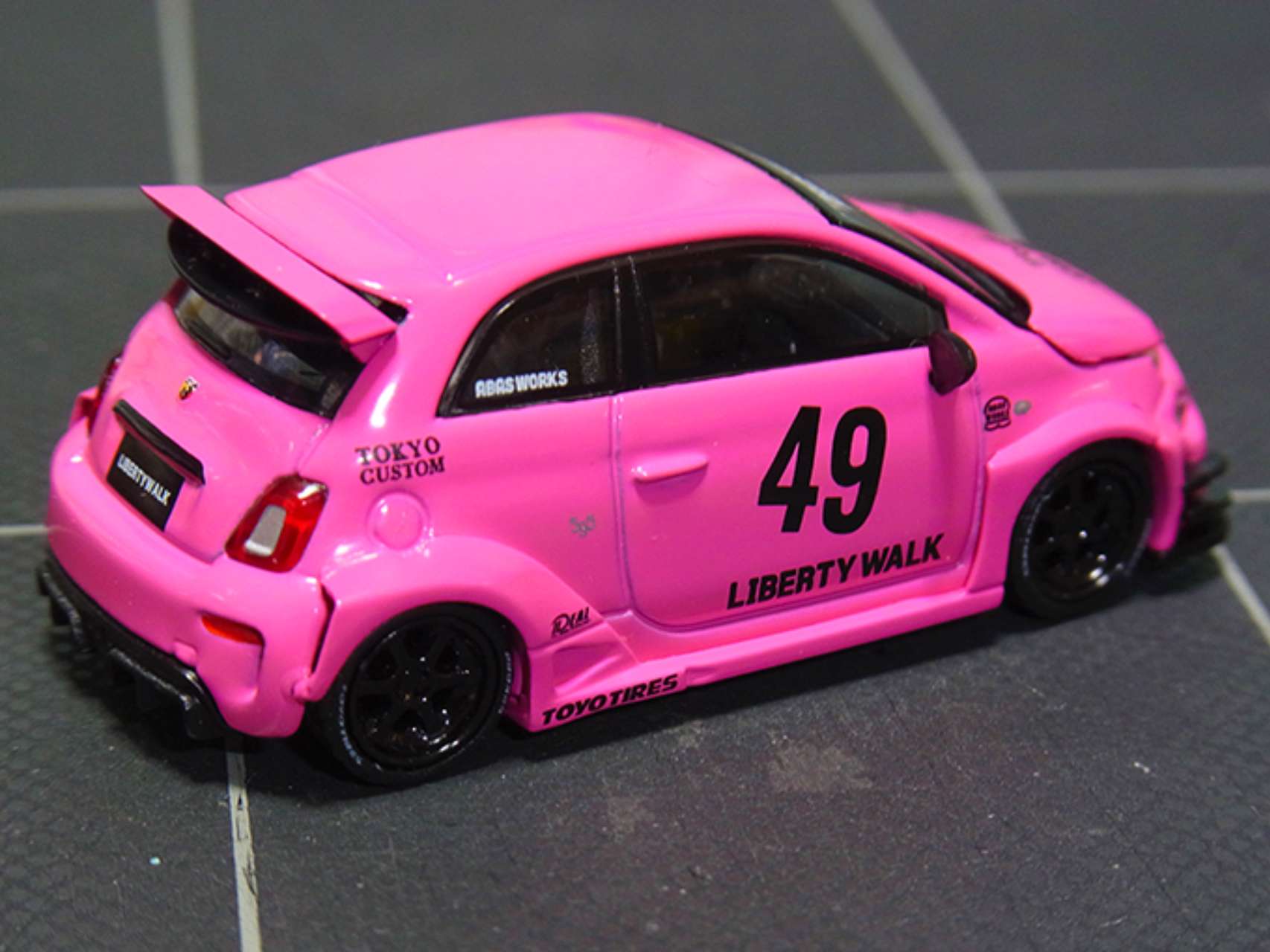 1/64 アバルト 595 LB-WORKS x Abas Works ピンク(左ハンドル
