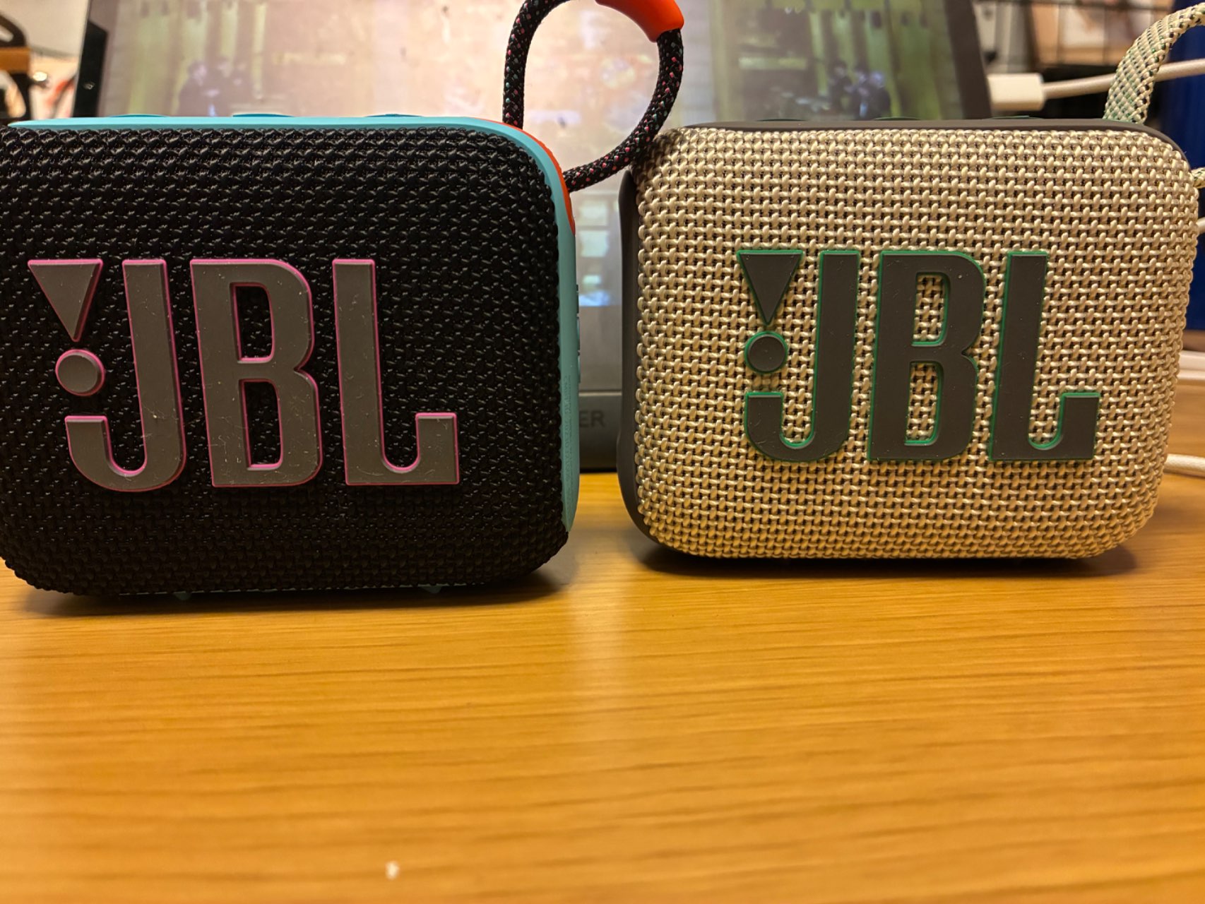 防塵防水対応ポータブルBluetoothスピーカー(レッド) | JBL