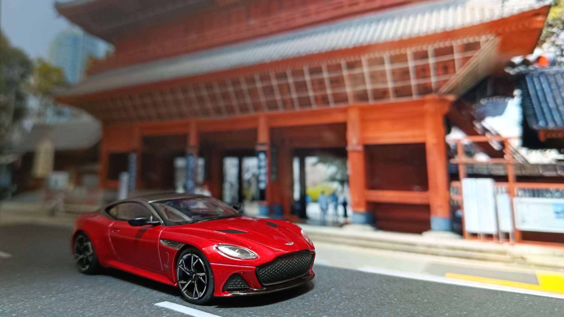 1/64 アストンマーチン DBS ハイパーレッド(右ハンドル)【MGT01065-R