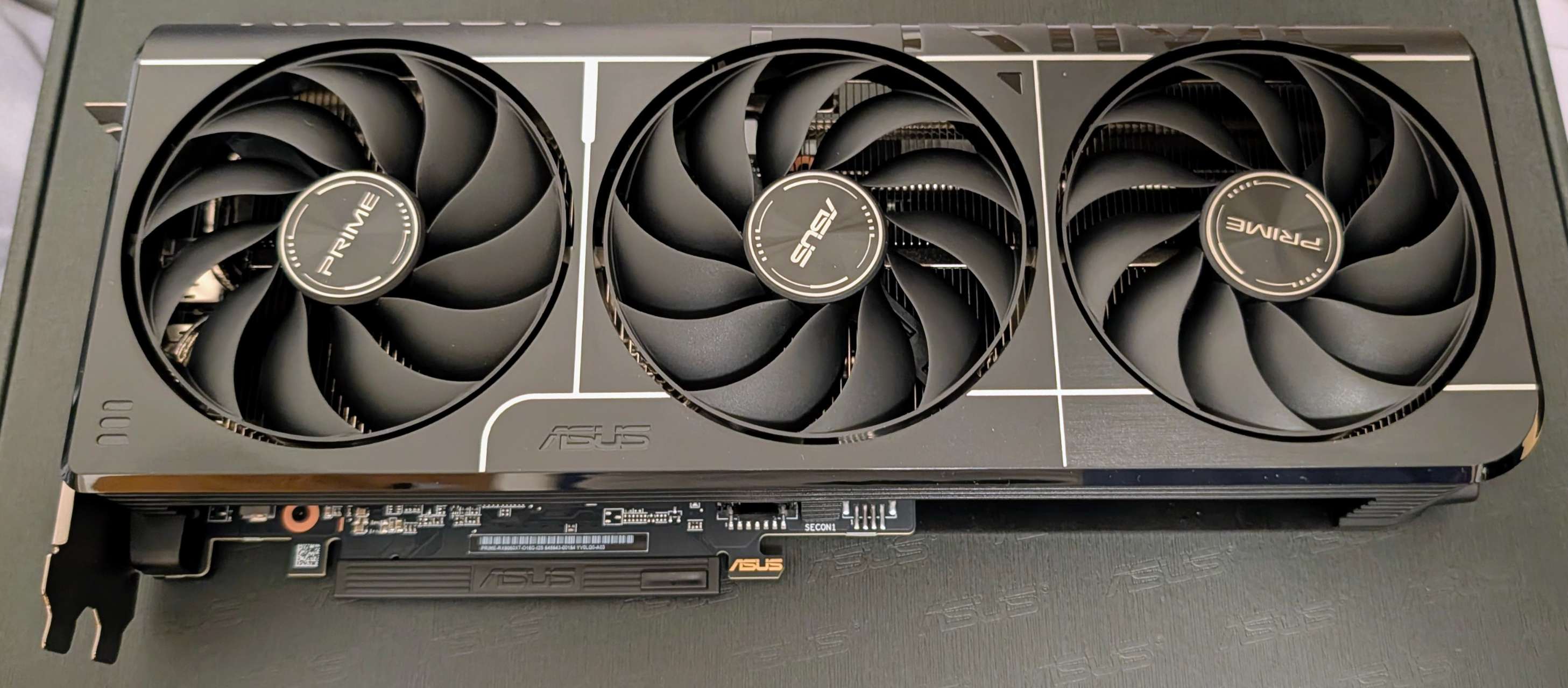 ASUS Prime Radeon RX 9060 XT 16GB GDDR6 OC Edition トリプルファン
