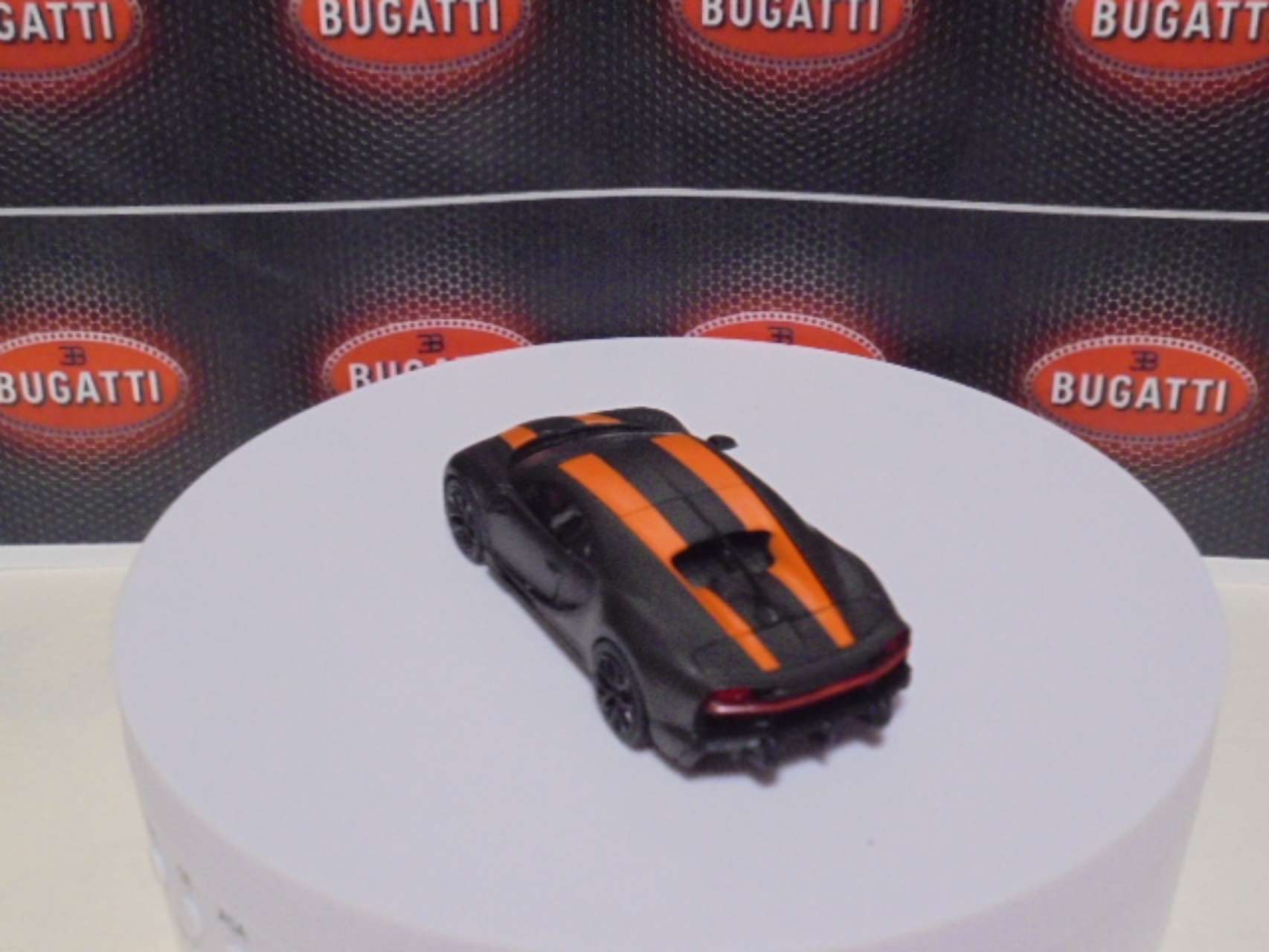 1/64 ブガッティ シロン スーパースポーツ 300+世界記録304.773