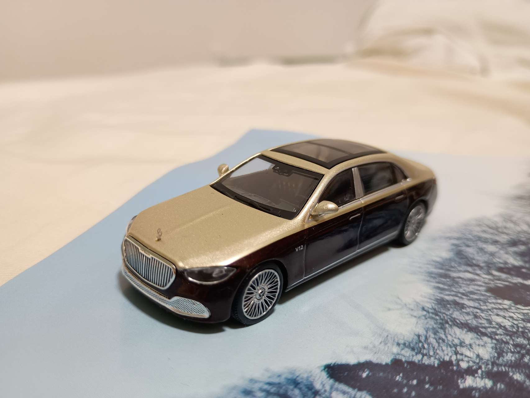 1/64 メルセデス マイバッハ S680 ゴールド/ダークレッドメタリック(左