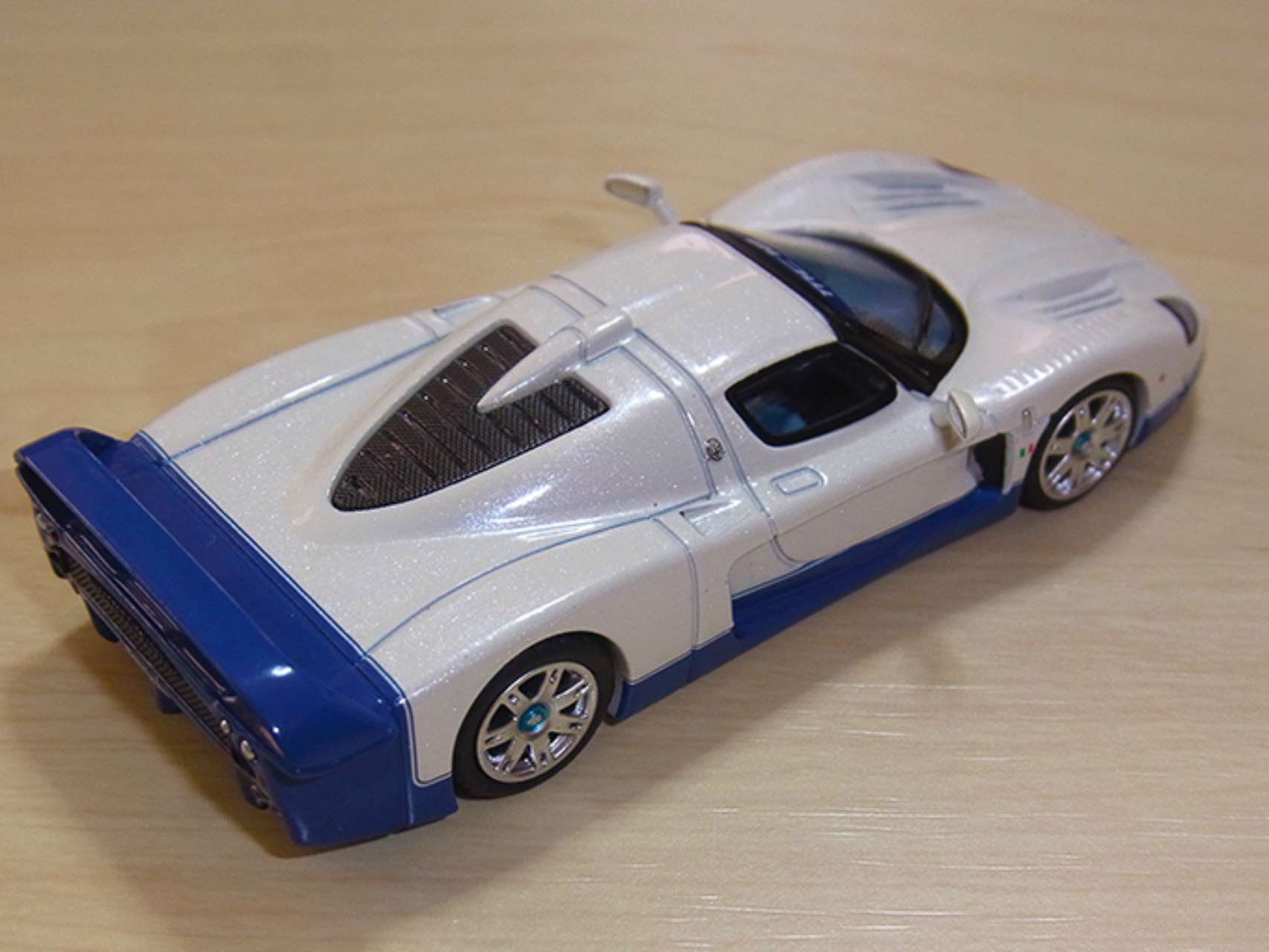 1/64 マセラティ MC12 ストラダーレ ホワイト【BBRDIE6414】 | BBR