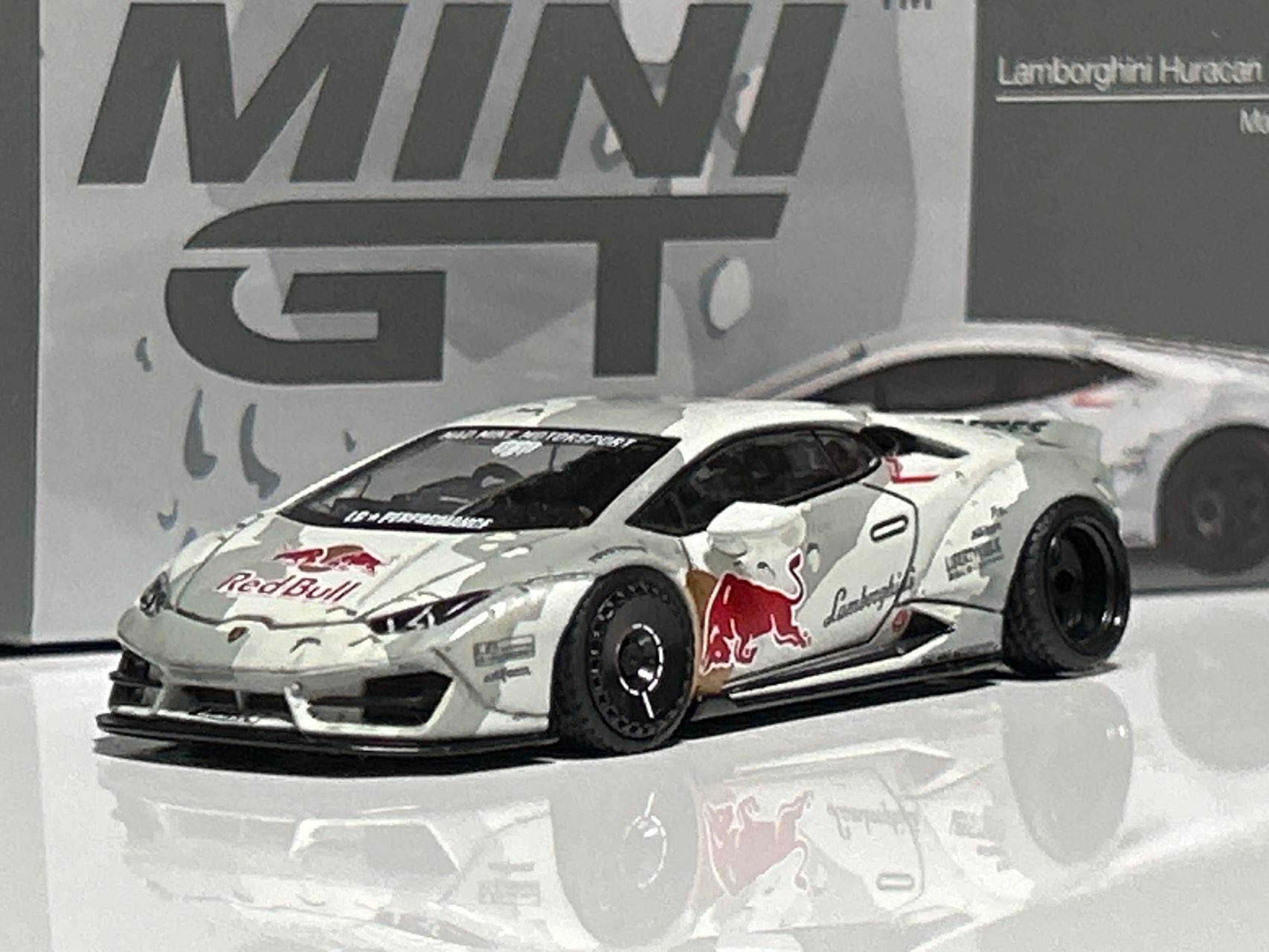 1/64 ランボルギーニ ウラカン LB☆WORKS ver.2 NIMBUL Mad Mike(右