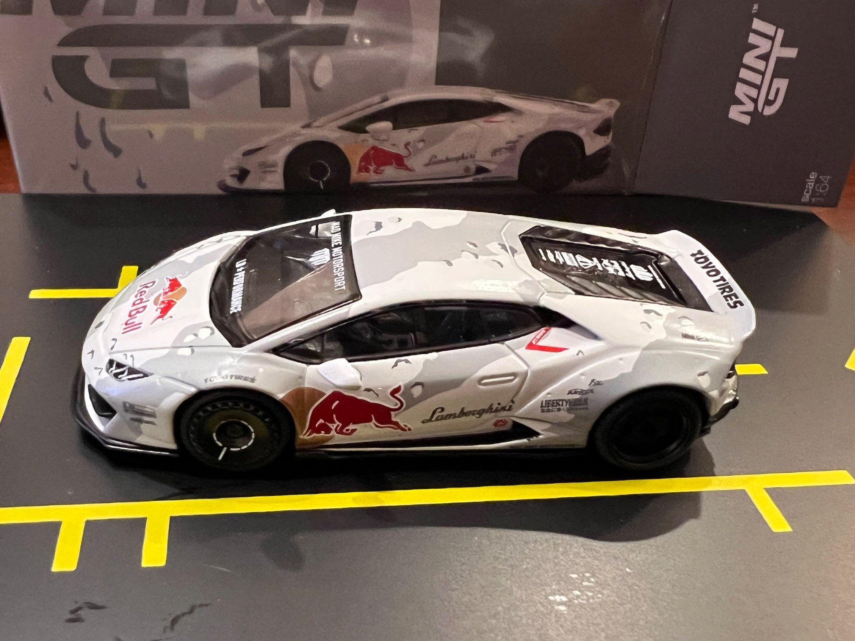 1/64 ランボルギーニ ウラカン LB☆WORKS ver.2 NIMBUL Mad Mike(右