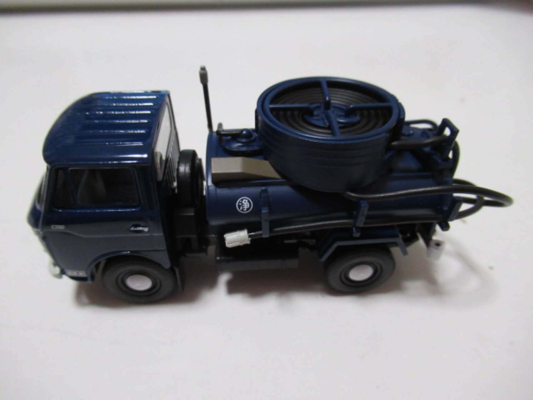 LV-112 マツダ E2000 3種 1/64 LV-211a マツダ E2000 バキュームカー（紺）【329084