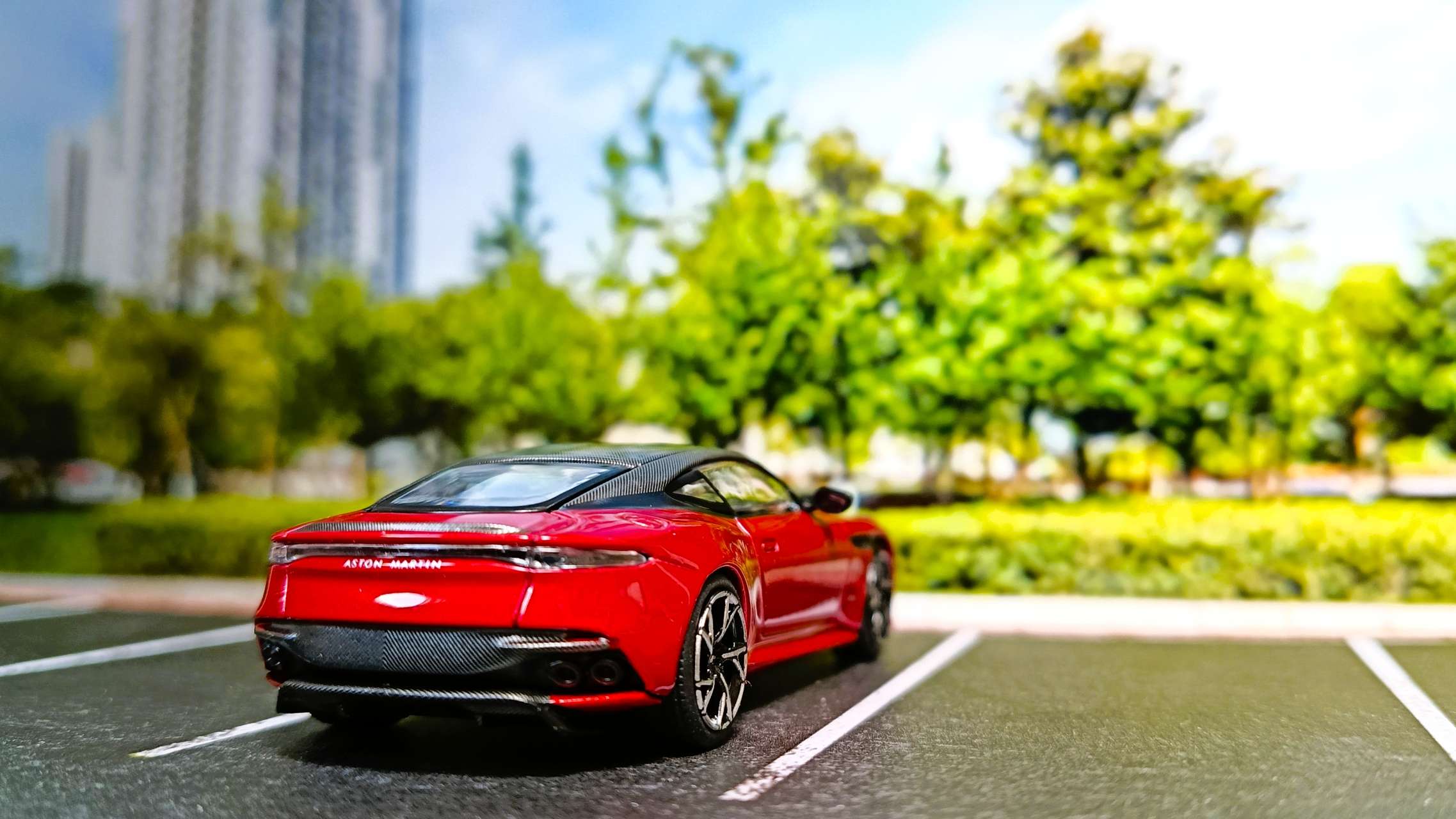 1/64 アストンマーチン DBS ハイパーレッド(右ハンドル)【MGT01065-R