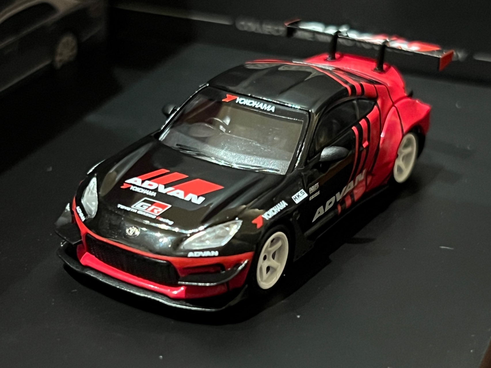 HKS レーシング　ラジコン 1/64 Toyota GR86 HKS Type R ADVAN 東京オートサロン 2022(右