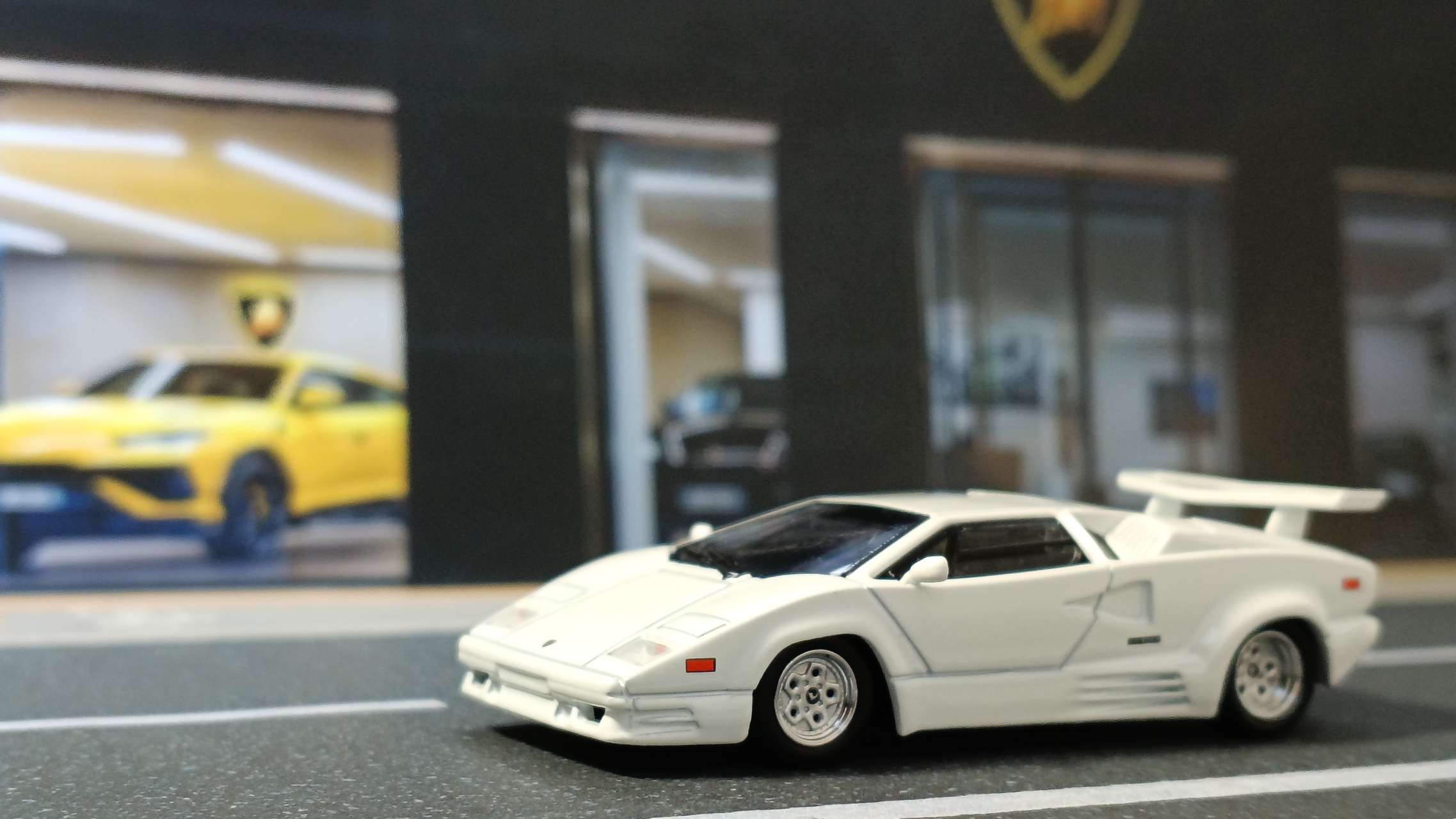 1/64 ランボルギーニ カウンタック 25th アニバーサリー ホワイト(左