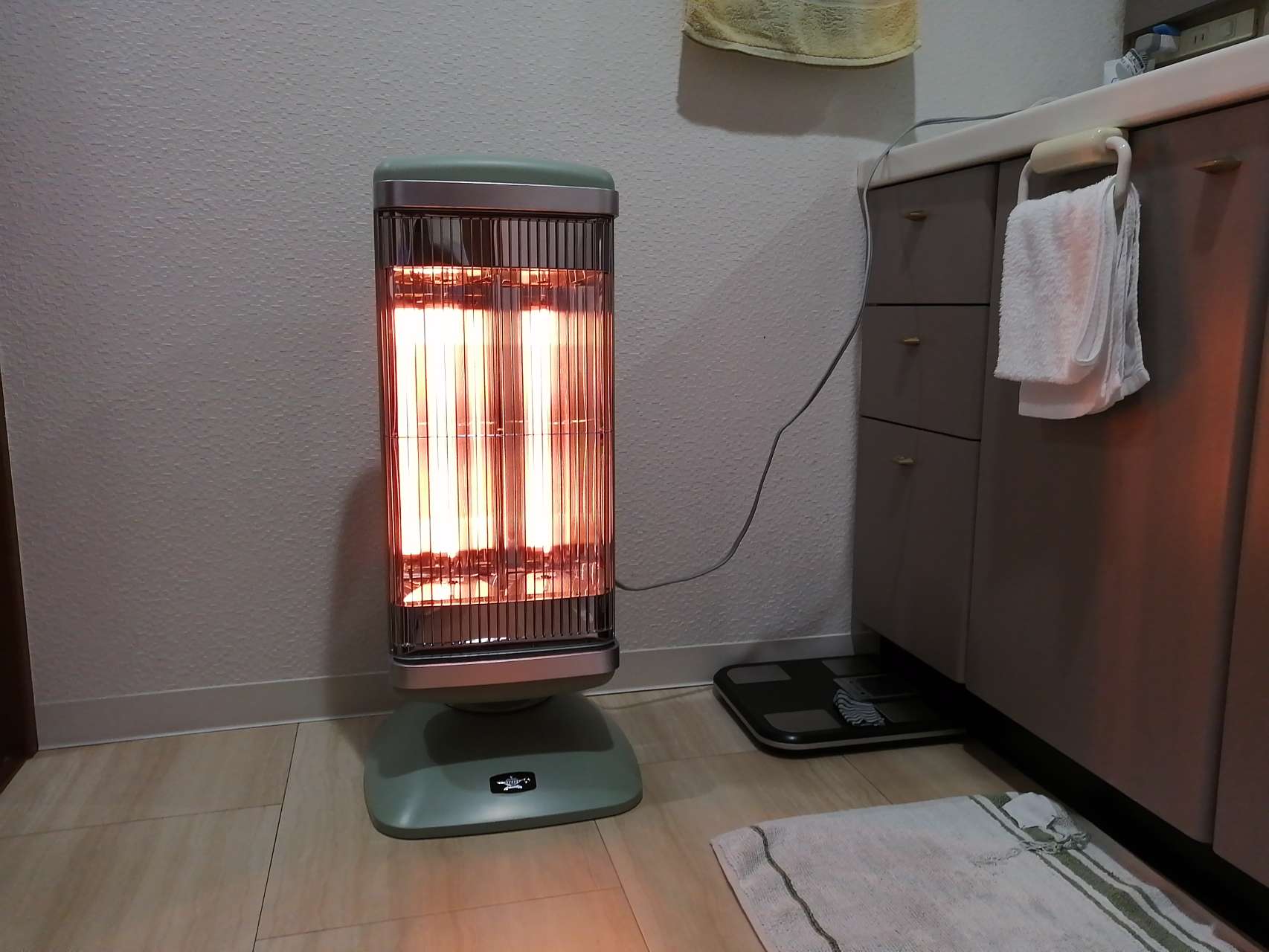 電気ストーブ【グラファイトヒーター】（ホワイト） | アラジン | CAH