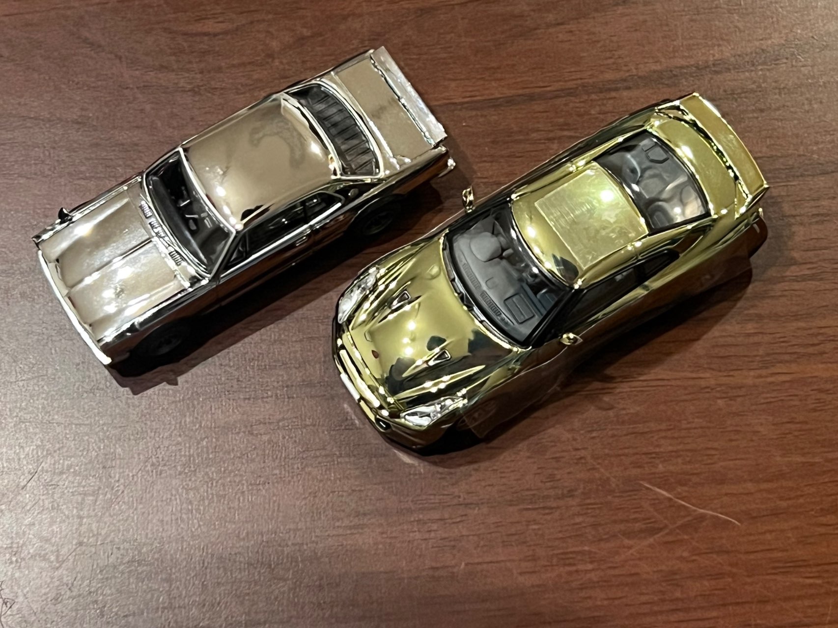 ミニカー1/43 日産 skyline 2000 GT-Rとポルシェ2点セット 1/64 Skyline HT 2000GT-R Silver Chrome Special Edition【T64G-043