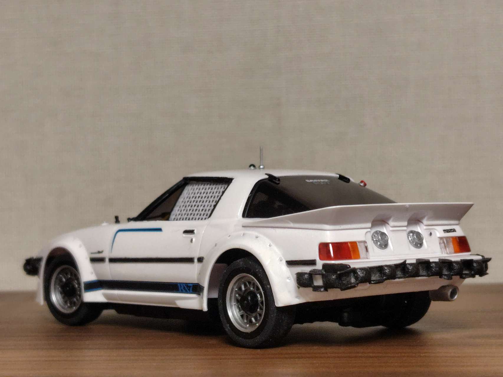 マツダ RX-7 SA22C ホワイトボディセット(未塗装/ホイール付)【MZN235