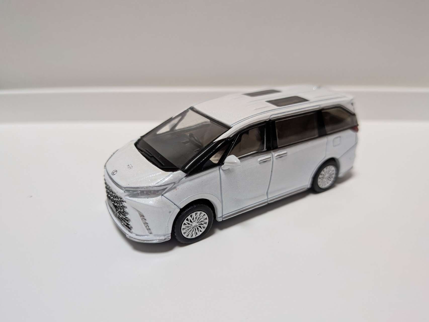1/64 Lexus LM (AW10) -RHD- ホワイト【LL-027-133】 | ダイ