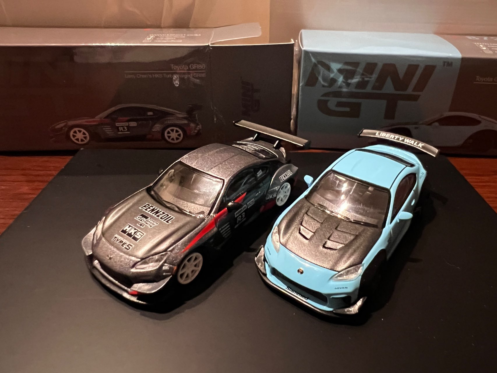 Mini Gt ラリー・チェンの HKS トヨタ GR86。 1/64 Toyota GR86 HKS Turbocharged GR86 Larry Chen(左ハンドル