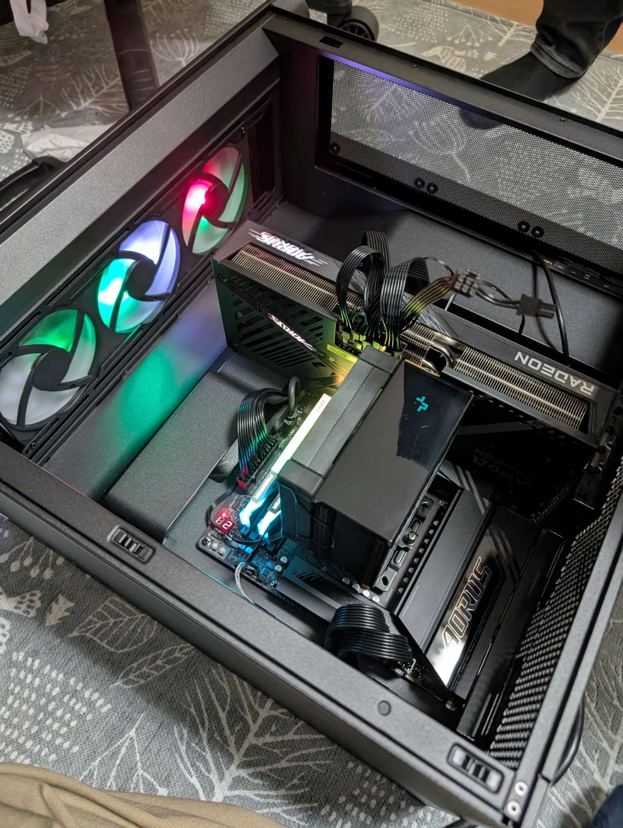 AORUS RX 9070 XT グラフィックボード Amazon.com: Gigabyte AORUS Radeon RX 9070 XT Elite 16G