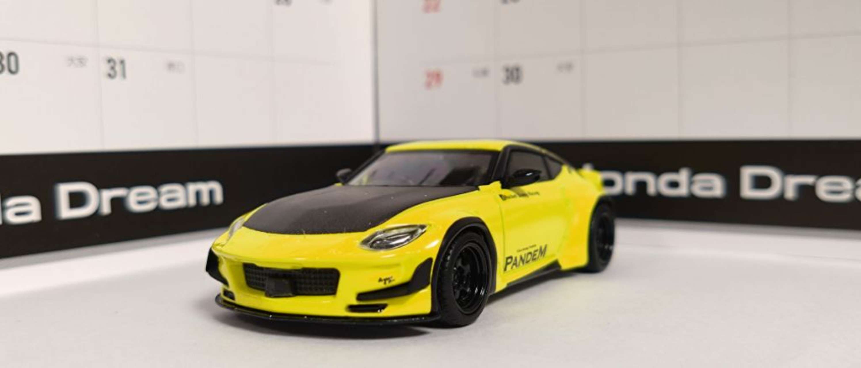 1/64 Pandem Nissan Z イカズチイエロー(右ハンドル)【MGT00752-R